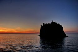 Scoglio Strombolicchio a Stromboli al tramonto, Eolie, mar Tirreno.