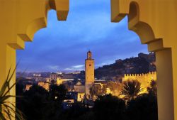 Scorcio della Medina di Fes, alla sera. Si tratta del centro storico più vasto di tutto il Marocco - © Martin Froyda / Shutterstock.com