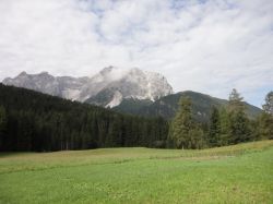 Nuvole e neve sulla Croda dei Baranci immortalata dalla Croda Rossa, sopra Sesto, in Alta Pusteria