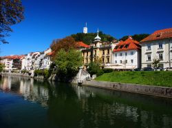 Scorcio di Lubiana, vista dalle rive della Ljubljanica, il fiume della capitale della Slovenia - © silky / Shutterstock.com
