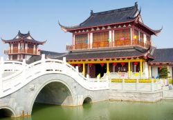 Uno scorcio sulla Città Proibita di Pechino - Circondata da mura alte 7,9 metri e da un fossato di 6 metri di profondità per 52 di ampiezza, la Città Proibita vanta un imponente ...