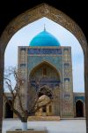 Uno scorcio di Bukhara in Uzbekistan: sullo sfondo la Moschea di Kalon - © Eduard Kim / Shutterstock.com