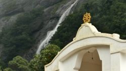 Scorcio di una cascata e del tempio ai piedi dell'Adams Peak la c.d. Vetta di Adamo ogni anno meta di pellegrinaggi in Sri Lanka - © Michela Garosi / TheTraveLover.com