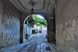 Scorcio di una coorte interna nel centro storico del borgo di Soave, la Bandiera Arancione ad est di Verona, nel Veneto occidentale