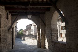 Scorcio da un portico lungo una strada del centro medievale di Gubbio - © Claudio Giovanni Colombo / Shutterstock.com