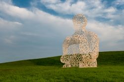 Una scultura in acciaio inox  dell'artista Jaume Plensa: ci troviamo nel Pappajohn Sculpture Park a Des Moines, nello Iowa 154136735 - © Nagel Photography / Shutterstock.com 