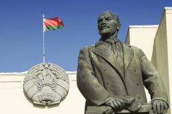 A Minsk, capitale della Bielorussia, la statua di Lenin se ne sta ancora impettita in Piazza Indipendenza (Ploscha Nezalezhnastsi), di fronte al Palazzo del Governo dove sventola la bandiera ...