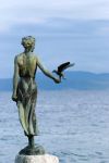 La statua della ragazza col gabbiano, simbolo della città croata di Opatija (Abbazia), se ne sta aggraziata e elegante vicino al lungomare - © tahi / Shutterstock.com
