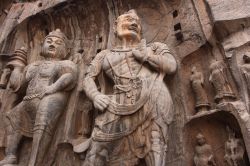 Le imponenti sculture presenti nelle grotte di Longmen a Luoyang in Cina. Si stima che le statue e le grotte scavate fossero più di 100.000. Oggi alcune sculture sono state riportate ...