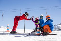 Scuola sci per bambini a Stubai, in Austria - © TVB Stubai Glacier/ Christoph Schoech