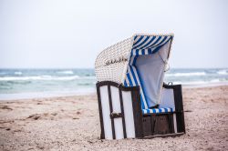 Tipica sdraio su di spiaggia del mar Baltico, battuta dal vento. Siamo nella zona di Graal Muritz in Germania - © Axel Lauer / Shutterstock.com