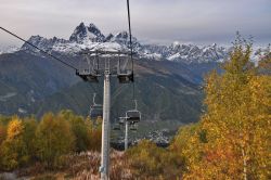 Seggiovia di Mestia-Atsvali sullo sfondo il Monte Ushba (Georgia)