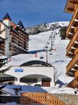 Seggiovia Super Venosc, sale sulla Vallee Blanche a 2.100 metri, uno dei due comprensori principali utilizzati dagli sciatori  a Les Deux Alpes in Francia