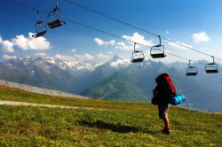 Seggiovia sulla Kitzbuheler Alpen con panorama su monti Hohe Tauern (Alti Tauri) in Austria - © Daniel Prudek / Shutterstock.com