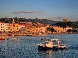 Segna, il villaggio sulla costa della Croazia, fotografato al tramonto. Ci troviamo nella Regione di Lika Senj.