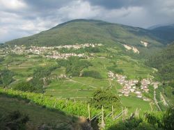 Il villaggio di Segonzano fotografato dalla località Faver, in Val di Cembra.