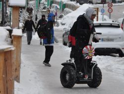 Segway, il particolare mezzo di trasposto in azione sulle strade de Les Deux Alpes, in Francia. E' possibile noleggiare il Segway e provare di persona questo divertente modo di spostarsi! ...