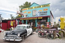 Seligman (Arizona) la famosa stazione di servizio sulla Historic 66 Route USA. Si pensa che la Pixar si sia ispirata a questa cittadina come modello per la città di Radiator Springs, ...