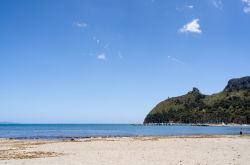 La Sella del Diavolo, il particolare promontorio separa la baia degli Angeli di Cagliari dalla spiaggia del Poetto - © marmo81 / shutterstock.com