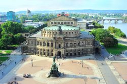 Semper Opera, il famoso teatro di Dresda. Sullo sfondo il corso del fiume Elba - © joyfull / Shutterstock.com