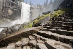 Il sentiero che sale alle Upper Falls, le grandi cascate di Yosemite, il Parco Nazionale della California (USA) - © Harmony Gerber / Shutterstock.com