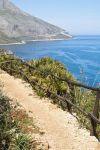 Sentiero lungo la Riserva dello Zigaro in Sicilia. Il trekking segue il litorale che va dalla Tonnara di Scopello alle pendici del monte Monaco, muovendosi a mezzacosta. Numerose deviazioni ...