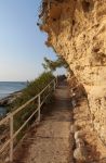 Un sentiero vicino ad una spiaggia dell'isola di Egina in Grecia - © Panos Karas / Shutterstock.com