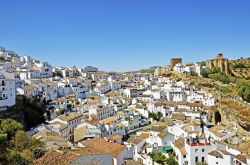 Scorci del pueblo blanco di Setenil de las Bodegas, uno dei borghi più suggestivi dell'entroterra della provincia di Cadice, in Andalusia - © Neftali / Shutterstock.com