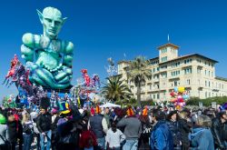 Sfilata al Carnevale di Viareggio in Italia. E' il Carnevale famoso per i suoi grandi carri allegorici - © jbor / Shutterstock.com