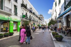 Shopping a Tetouan, lungo una strada del borgo nuovo del Marocco - © Lspencer / Shutterstock.com 