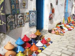 Shopping a Djerba: passeggiata lungo una strada ricca di negozi di ceramica - © bumihills / Shutterstock.com