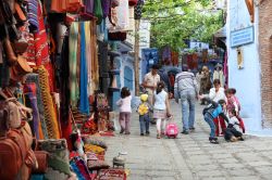 Shopping nella medina di Chefchaouen in Marocco - © Philip Lange / Shutterstock.com 