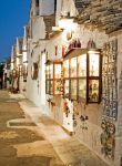 Shopping serale tra i Trulli di Alberobello in Puglia - © uhueye / Shutterstock.com