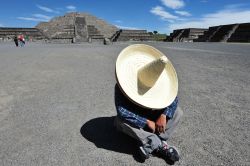 Una classica siesta con tipico sombrero messicano, tra le piramidi di Teotihuacan in Messico 107692892 - © ChameleonsEye / Shutterstock.com 