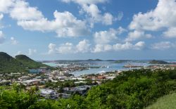 Simpson Bay a Sint Marteen: qui si trova la capitale della metà olandese, Philipsburg  - © 118314385 / Shutterstock.com