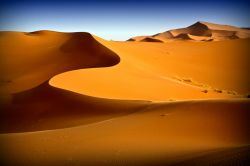 Le sinuose geometrie dell'Erg Chebbi: le celebri dune di Merzouga sono tra le più belle del Marocco e molti turisti vengono qui per ammirare l'alba, il momento più bello ...