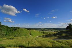 Sito archeologico di Kernave, uno dei Patrimoni UNESCO della Lituania: dal 2004 Kernave è iscritto nella lista del Patrimonio Culturale dell'Umanità dell'UNESCO. Gli scavi ...