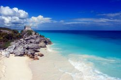 Il Sito archelogico di Tulum possiede un fascino ulteriore per la sua posizione a fianco di una delle più belle spiagge della Riviera Maya del Messico, nello stato di Quintana Roo che ...