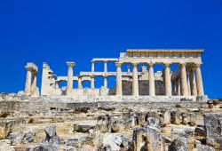 Il più importante sito archeologico di Egina si trva a poca distanza da Agia Marina: su di una altura si trovano le rovine elleniche del Tempio di Atena Aphaia, in classico stile dorico ...