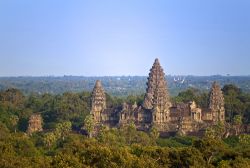 Il Sito archeologico. Patrimonio dell'Umanità dell'UNESCO a Angkor Wat in Cambogia, rimane circondato da una fitta foresta tropicale - © M R / Shutterstock.com