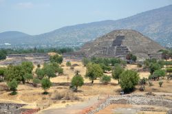Il sito archeologico di Teotihuacan in Messico. In secondo piano la Piramide della Luna e le montagne del Distrito Federal - © Madrugada Verde / Shutterstock.com