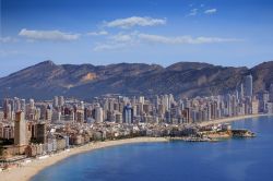 La ricca Skyline di Benidorm, la famosa spiaggia della Spagna - © Lledo / Shutterstock.com