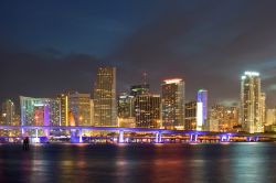 Skyline, Downtown Miami, Florida: di notte l'illuminazione del centro città offre uno spettacolo davvero sensazionale per quanti si trovano a Miami Beach, sull'altra sponda della ...