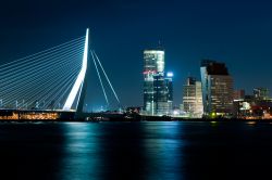 La Skyline di Rotterdam alla sera, con l'inconfondibile Erasmus Bridge, uno dei ponti più famosi di tutta l'Olanda - © Corepics VOF / Shutterstock.com