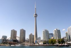 La Skyline di Toronto è dominata dalla CN Tower, la torre più alta del Canada. Per qualche anno fu l'edificio autoportante più alto del mondo, con la ragguardevole quota ...
