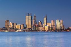 Skyline di Perth, Australia Occidentale, al calar del sole. In questa località spiagge di sabbia soffice incontrano la vivace metropoli brulicante di locali e ristoranti. 129198317