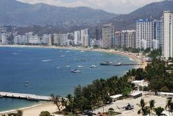 Skyline e spiaggia di Acapulco in Messico, stato del Guerrero. In primo piano una base militare messicana - © Ramunas Bruzas / Shutterstock.com