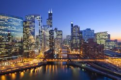 Skyline notturna di Downtown Chicago, la capitale dell'Illinois, Stati Uniti - © Rudy Balasko / Shutterstock.com