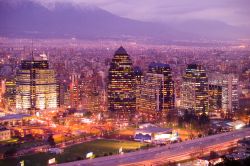 Skyline notturna di Santiago del Cile, sullo sfondo i pendii della Cordigliera delle Ande - © Tifonimages / Shutterstock.com