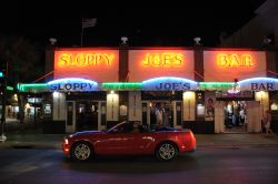 Sloppy Joe's Bar a Key West, Florida - Se non volete perdervi uno dei luoghi più caratteristici di Key West andate in Duval Street al numero 201 dove si trova lo Sloppy Joe's ...